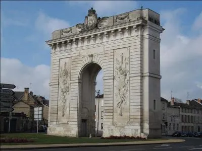 Cet arc de triomphe construit en 1770 a été dédié à Marie-Antoinette, à l'occasion de son arrivée en France pour son mariage avec le Dauphin. Dans quelle ville marnaise peut-on voir la porte Sainte-Croix ?
