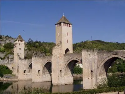 Célèbre pour son vignoble et sa gastronomie (truffes, foie gras), cette ville du Lot est la capitale historique du Quercy. Où peut-on admirer le pont Valentré ou pont du Diable ?