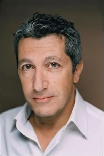 Voix française de l'oiseau de la question N°18. il s'agit de l'acteur et réalisateur français...