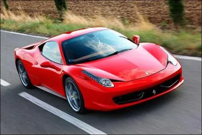 Pendant notre repas, nous avons pu voir passé, cette jolie voiture, modéle 458, d'une marque automobile de ce pays qui a pour nom...