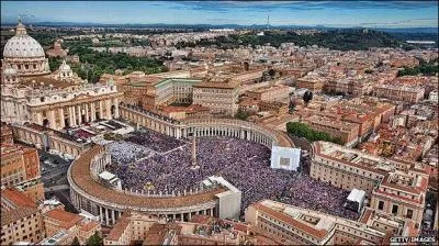 Enclavé dans la capitale de ce pays, il existe un autre état, celui du pape. Comment s'appelle ce petit pays ?
