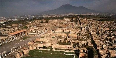 Pompéi est un site archéologique, qui se trouve en Campanie ( autre région). Pompéi est une ville qui a été entièrement détruite en l'an 79, par une éruption volcanique. Quel est le nom du volcan qui a détruit Pompéi ?