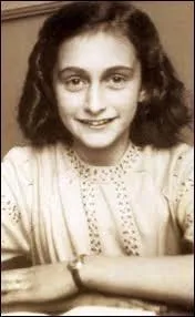 Dans quelle ville Anne Frank s'est-elle cachée avec sa famille pendant l'occupation allemande durant la Seconde Guerre mondiale ?