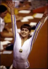 Nadia Elena Comaneci est une gymnaste roumaine et la première gymnaste de tous les temps à obtenir la note parfaite de 10 aux Jeux olympiques (Montréal, 1976). Quel âge avait-elle alors ?