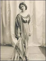 La grande danseuse Isadora Duncan eut un destin tragique : ses deux enfants meurent en 1913, noyés à l'intérieur d'une voiture tombée dans la Seine. Son compagnon la quitte et finalement se suicide en 1925. Le sort continue de s'acharner sur elle puisqu'elle meurt :
