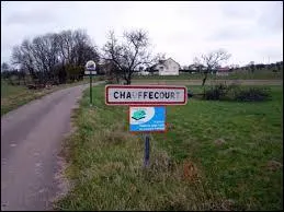 Nous entrons à Chauffecourt. Peuplé de 36 habitants, ce village lorrain de l'arrondissement de Neufchâteau se situe dans le département ...