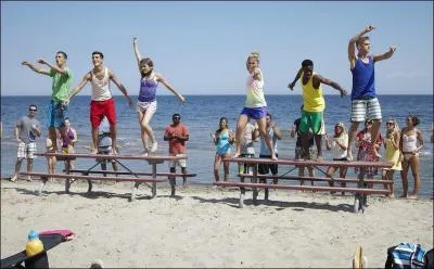 Pour quelle raison danse-t-il sur la plage ?