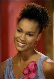 Quel est le nom de cette jolie fille qui est en couple avec Junior ?