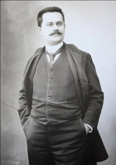 Direction du quotidien " Le Figaro" à partir de 1902. Il est assassiné le 16 mars 1914, par Henriette Caillaux, femme de Joseph Caillaux, ministre des finances du moment, suite à la parution sur le Figaro d'une lettre du ministre à sa maîtresse.