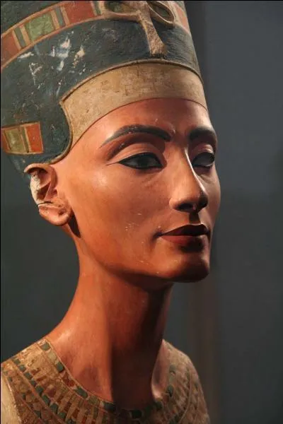 Néfertiti, dont le nom signifie "la belle est venue" ou "la parfaite est arrivée", était reconnue pour sa beauté légendaire. De quel pharaon était-elle l'épouse ?