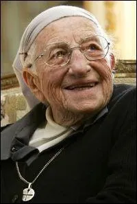 Dans quel pays Sur Emmanuelle a-t-elle axé une grande partie de ses uvres caritatives ?