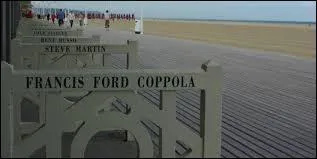 La côte normande accueille de nombreux festivals cinématographiques. Quel cinéma est à l'honneur à Deauville ?