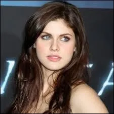 Ome 5 - Annabeth les aide beaucoup grâce à :