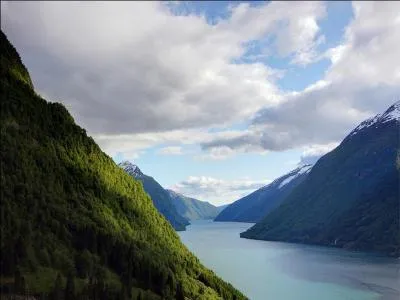 Sur la côte norvégienne, il y a beaucoup de renfoncements entourés de raides parois montagneuses.
C'est ce qu'on appelle :