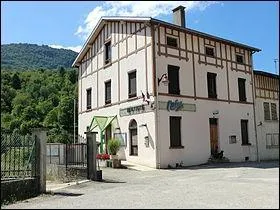 Cette commune est située dans le massif du Jura méridional. Quelle est cette ville ?