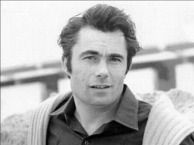 Sous quel nom d'emprunt connaît-on ce chanteur breton ?