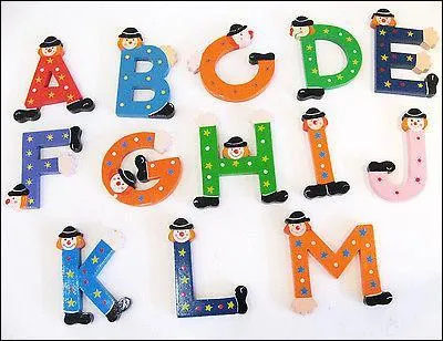 La première lettre de l'alphabet est une voyelle. La dernière lettre est une consonne.