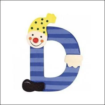 La lettre "D" se trouve juste avant "E".