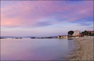 Où est située la plage de Saint-Clair, sur la commune du Lavandou ?