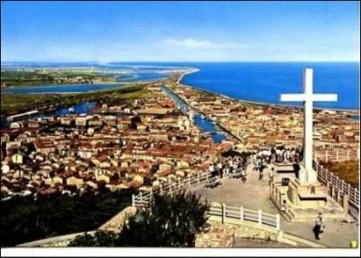 Quelle ville de l'Hérault est dominée par le Mont Saint-Clair ?