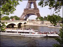 C'est un type de navette utilisée pour le tourisme fluvial à Paris. C'est un bateau...