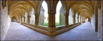 Trouvez le nom de cet insecte volant en trouvant le nom de ce bâtiment !