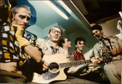 Cette chanson " Partir", je l'adore, elle est complètement décalée. 3 Prendre l'avion, prendre le train, prendre ta main ou bien un bain, mais partir". Quel est ce groupe de rock alternatif français des années 90 ?