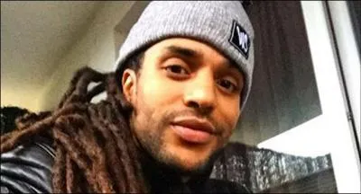 Superbe reggae "Partir" ( à écouter). Son interprète se nomme Blacko, il est chanteur reggae en solo, mais chanteur de rap avec son groupe de rap. Quel est ce groupe de rap ? Indice : titre d'un album, " Gravé dans la roche".