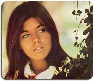 Qui est cette chanteuse interprète espagnole du titre " Porque te vas" ( 1974), que l'on pourrait traduire par " parce-que tu pars".