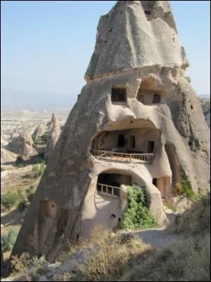 Ces demeures, creus&eacute;es dans la roche, sont pr&eacute;sentes dans plusieurs r&eacute;gions du monde, notamment l'Espagne, le Maroc, l'Afghanistan, la Chine, la Turquie (Cappadoce), la Jordanie (Petra) et m&ecirc;me en France, en Anjou. Ce sont des maisons :