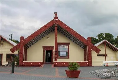 Quel peuple vit dans ces maisons traditionnelles, sur lesquelles on peut observer des poteaux (totems) color&eacute;s ?