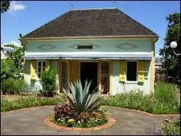 Quel nom donne-t-on plus traditionnellement aux maisons cr&eacute;oles ?