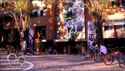 La chanson du studio a pour titre :