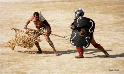 Le gladiateur qui possède un filet et un trident se nomme le...