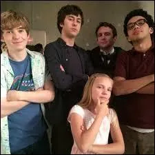 Que donne Quentin à la sur de Margo pour qu'elle la laisse aller dans sa chambre ?