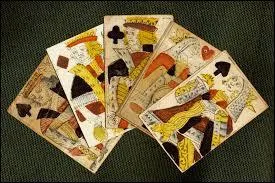 Outre les cartes repr&eacute;sentant un chiffre, les jeux comportent des cartes particuli&egrave;res, g&eacute;n&eacute;ralement les plus fortes lors de la partie que l'on nomme figures.Les figures doivent leur nom du fait qu'elles repr&eacute;sentent des &ecirc;tres humains g&eacute;n&eacute;ralement issus d'un rang social (roi, valet, ...).Combien de figures poss&egrave;de chaque couleur dans un jeu de 52 cartes ?