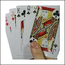 Le jeu de carte anglo-saxon que l'on utilise classiquement pour le poker est une variante du jeu carte fran&ccedil;ais.Du coup quand on ach&egrave;te un paquet de cartes en France, difficile de savoir s'il est issu du mod&egrave;le anglais ou fran&ccedil;ais.Pourtant il existe plusieurs fa&ccedil;ons de distinguer les 2 jeux. Laquelle de ces propositions n'en est pas une ?