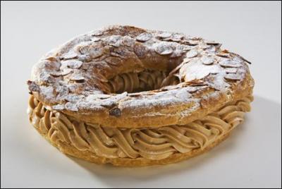 Le Paris-Brest est une pâtisserie composée d'une pâte à choux fourrée d'une crème au café.