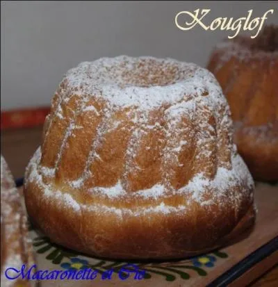 Le kouglof, gâteau alsacien à pâte levée, cuit dans un moule spécial.