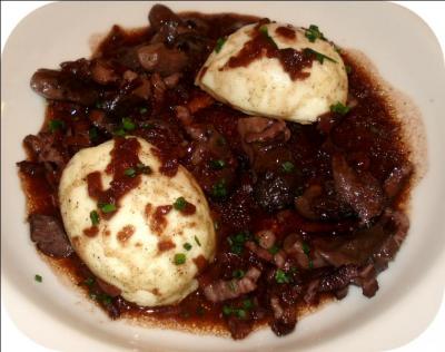 La meurette, sauce au vin rouge cuisinée avec des lardons, des oignons, des champignons, est typiquement bordelaise.