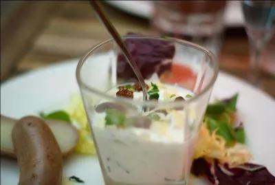 On appelle "cervelle de canut", du fromage blanc en faisselle assaisonné avec ciboulette, persil et échalote hachés, huile d'olive, sel et poivre.