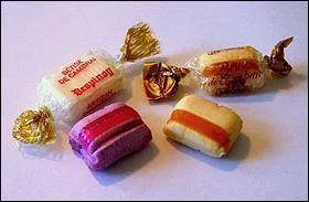 Bonbon à la menthe et rayé de sucre caramélisé, en forme de petit coussin :