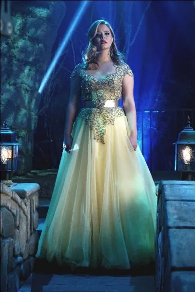 Pourquoi Alison va-t-elle au bal alors que la soirée des Liars devait se passer dans la grange de Spencer, dû à leur exclusion du bal de promo pour cause de "problèmes de sécurité" ?