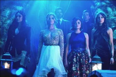 Pourquoi les Liars vont-elles au réel bal de promo du lycée de Rosewood ?