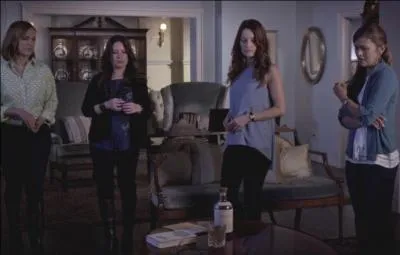 Que trouve Pam chez les DiLaurentis ?