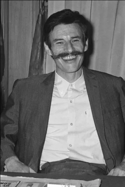 Pour rafraîchir les demoiselles, je glissais mon nez dans les dentelles ! Quel est le titre de cette merveilleuse chanson ?