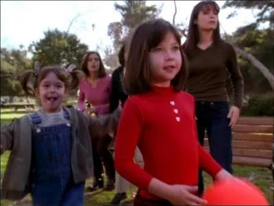 Dans la saison 1, épisode 17 : que voit Prue quand elle sort du grenier après avoir dit une incantation avec Piper et Phoebe ?