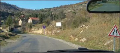 Au deuxième panneau :