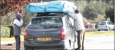 En longueur, le chargement de mon véhicule peut dépasser : à l'avant.