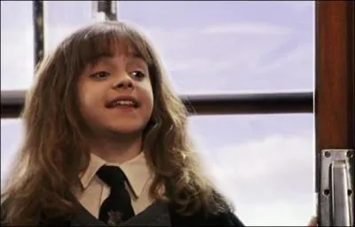 Quand Harry est dans le wagon avec Ron, une fille arrive et leur dit :
